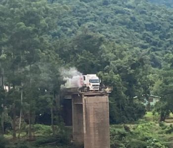 Caminhão quase cai em ponte que foi levada pelas enchentes na ERS-431