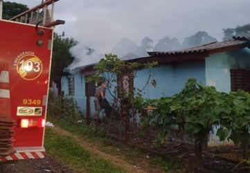 Três pessoas são mortas a tiros, duas ficam feridas e casa pega fogo em Ibirapuitã