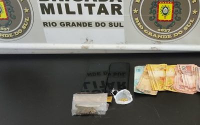 Homem é preso e menor é apreendido por tráfico de drogas em Passo Fundo