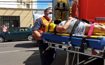 Idosa é atropelada ao atravessar fora da faixa na Rua General Osório em Passo Fundo