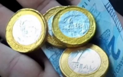 Motorista de aplicativo recebe moedas de chocolate achando ser dinheiro