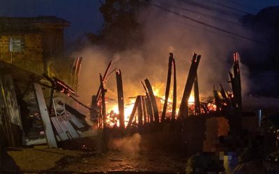 Casa é completamente destruída pelo fogo em Estação/RS