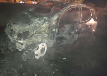 ATUALIZADA: Carro é localizado incendiado com corpo no porta-malas em Passo Fundo