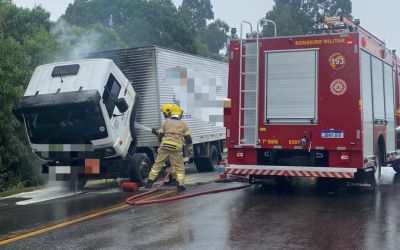 Caminhão pega fogo na ERS-135 em Estação