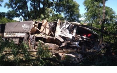 Carreta colide em caminhão e ambulância na ERS-153