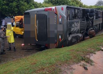 Acidente com ônibus de turismo deixa várias pessoas feridas em São Bento do Sul