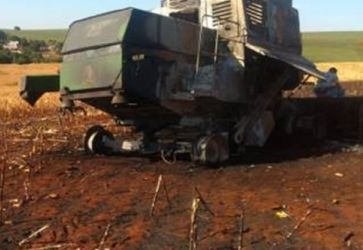 Colheitadeira é destruída por fogo em lavoura no interior do RS