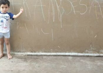 Menino de 2 anos chama atenção por saber ler e escrever