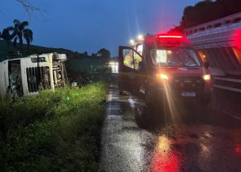 Condutor perde o controle e tomba caminhão na ERS-135 em Estação