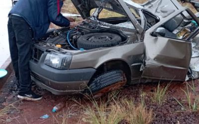 Motorista perde o controle de veículo após aquaplanar e colide contra poste em frente ao Loteamento Central Park