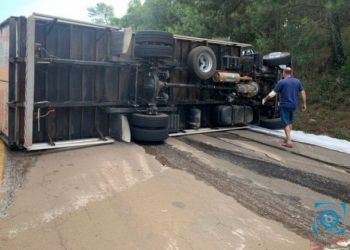 Motorista 'cochila', sai da pista e tomba caminhão no trecho entre Passo Fundo e Coxilha