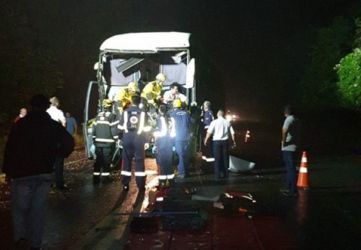 Acidente entre um ônibus e carreta na BR-282 resulta em motorista preso nas ferragens e alguns passageiros feridos