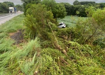 Condutor capota veículo após desviar de buraco na ERS-135 em Estação