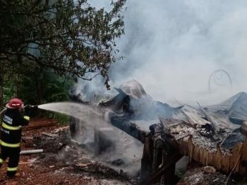 Incêndio destrói residência no interior de Maximiliano de Almeida