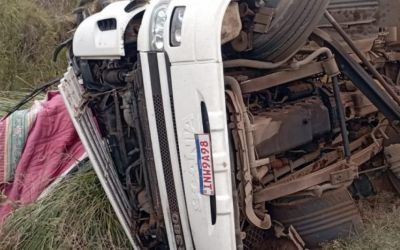 Carreta perde o controle e tomba na ERS-135 em Passo Fundo