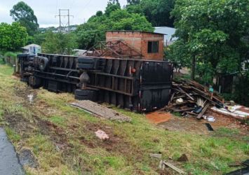 Caminhão tomba e atinge residência na ERS-324 em Passo Fundo