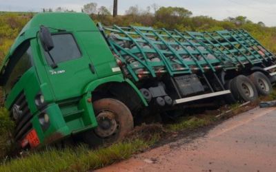 Caminhão carregado de botijões de gás tomba entre Passo Fundo e Carazinho