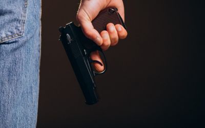Homem atira em indivíduo que mostrou órgão genital para sua esposa e filhos em SC