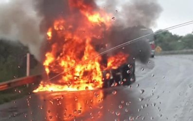 Carreta pega fogo na ERS-135 em Erebango