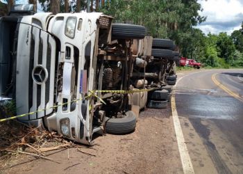 Carreta tomba em São Valentim e condutor fica ferido