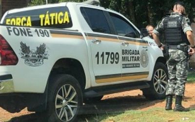 Perseguição resulta em troca de tiros e colisão com viatura policial em Carazinho