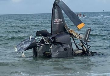 Helicóptero cai no mar em praia de Florianópolis