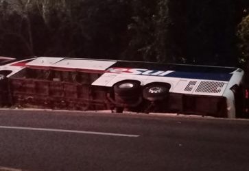 Acidente com ônibus deixa ao menos um morto e 20 feridos na BR-480, em Barão do Cotegipe