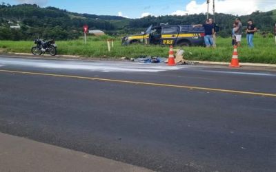 Mulher que pilotava moto morre na BR-153 após ser atingida por rodado de caminhão