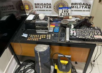 Força Tática estoura boca de fumo na Petrópolis