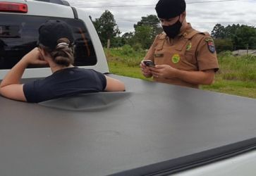 Ao encontrar marido com outra em motel mulher fura proteção de caminhonete e se recusa a sair