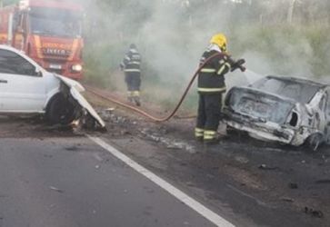 Motorista morre queimada após colisão entre dois carros na ERS-118