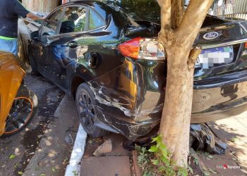 Caminhão desgovernado atinge três veículos no centro de Tapejara