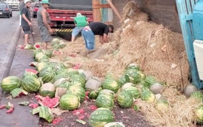 Caminhão carregado com melancias tomba na perimetral em Passo Fundo