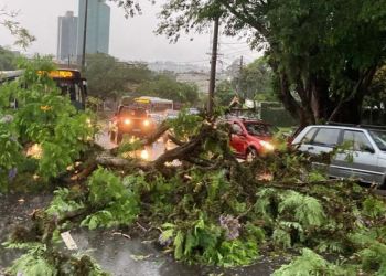 Chuva causa transtornos e falta de luz na Capital e em municípios do RS