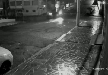 Duas motocicletas colidem de frente e condutores ficam feridos em Passo Fundo