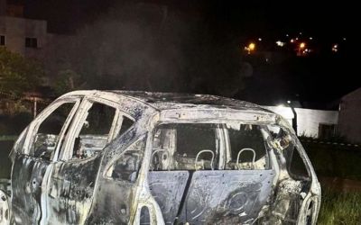 Suspeito de incendiar carro com corpo no porta-malas se apresenta à Polícia Civil e diz que agiu em legítima defesa